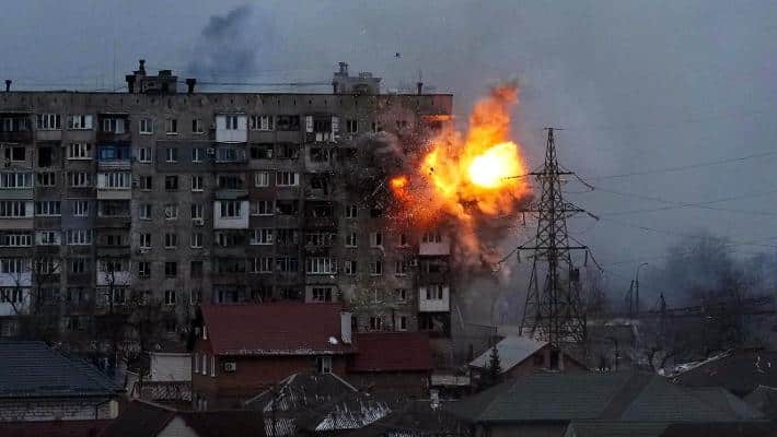 La Russia si sta avvicinando a Kiev: bombardamenti nella notte