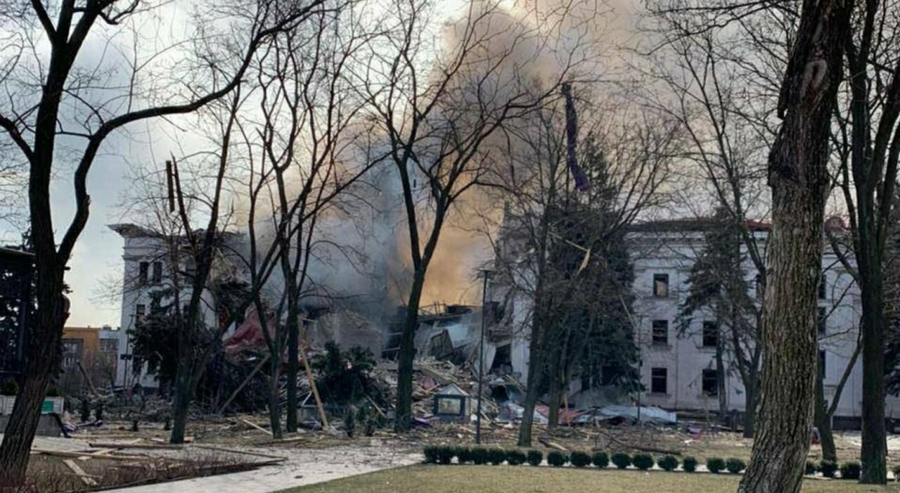 Mariupol, teatro con rifugiati bombardato dai Russi