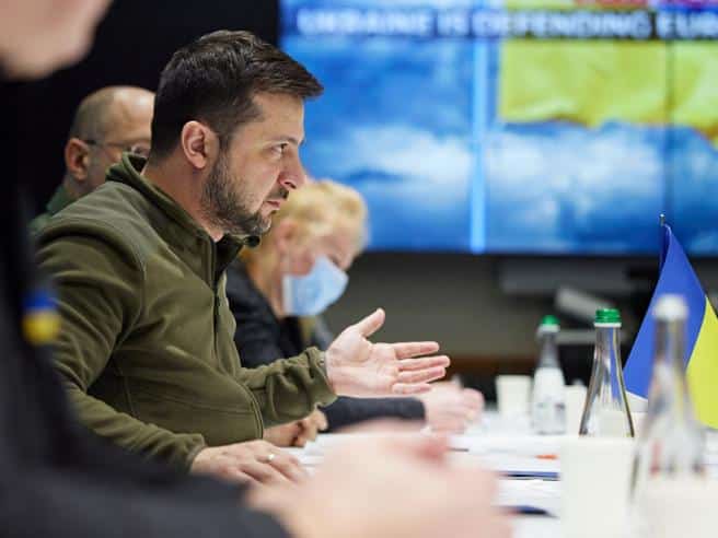 Guerra in Ucraina, Financial Times: “C’è una bozza del piano di pace”