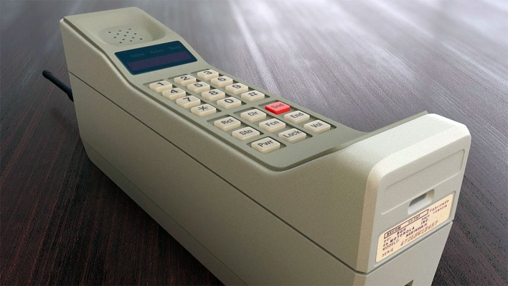 6 marzo 1983: viene commercializzato il primo telefono cellulare Il primo cellulare in commercio