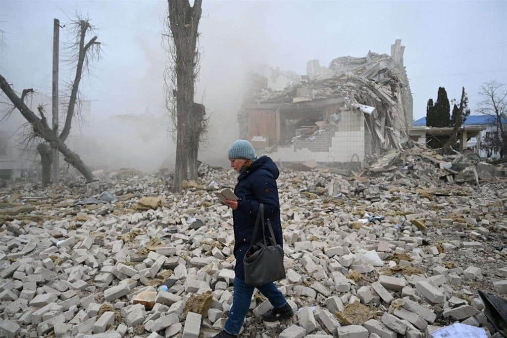 Mariupol, bombe su una scuola: “400 rifugiati all’interno”