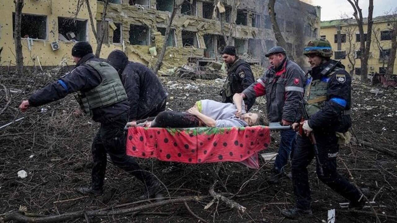 La donna incinta fotografata a Mariupol dopo il bombardamento all’ospedale è morta insieme al suo bambino
