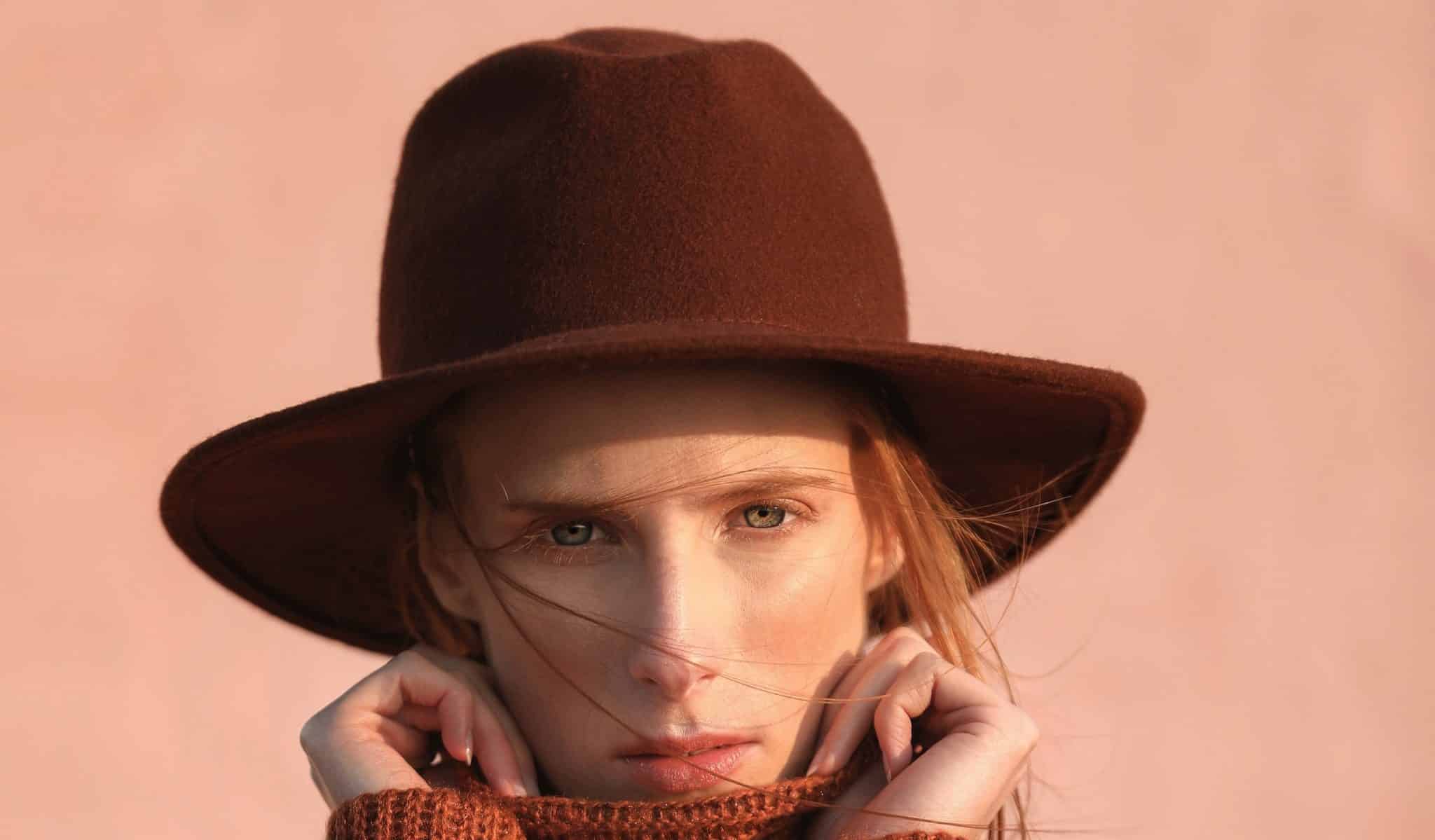 Passione cappelli: i look e le tendenze da sfoggiare per la primavera 2022