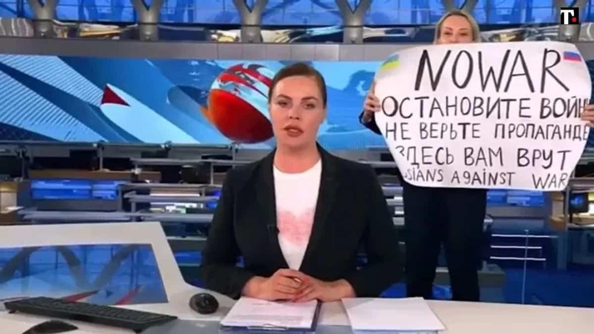 Giornalista russa interrompe un TG con un cartellone contro la guerra
