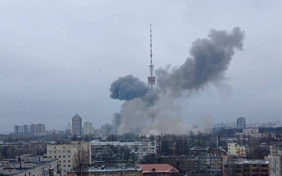 Guerra in Ucraina, bombe sulla torre della Tv a Kiev e sul memoriale della Shoah