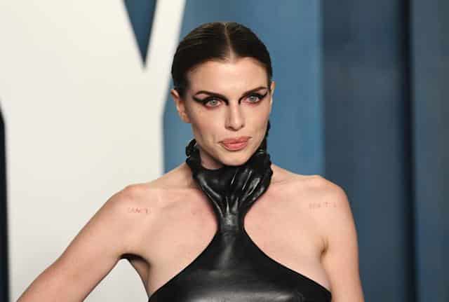 Oscar 2022: Julia Fox sul red carpet con un abito estroso