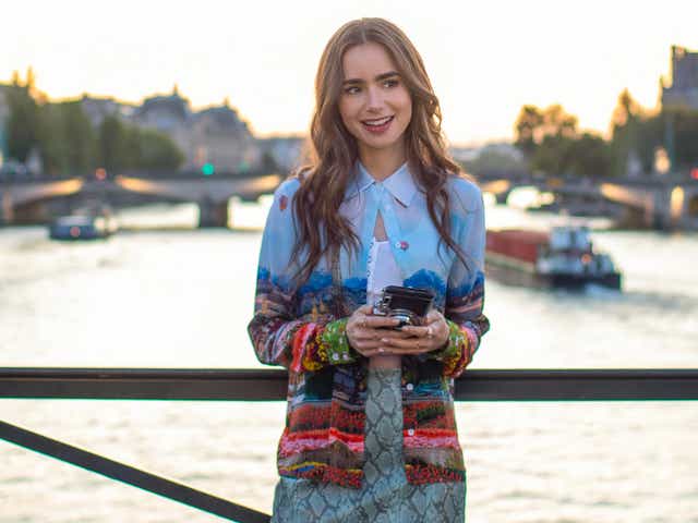 Lily Collins: l’attrice e modella britannica compie 33 anni Copyright https://eu.usatoday.com/story/entertainment/celebrities/2020/10/02/lily-collins-new-show-netflix-emily-paris-engagement-fiance-charlie-mcdowell/3564593001/