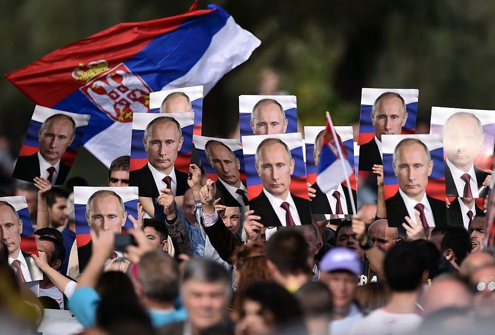 La Serbia tiene il piede in due scarpe: vuole sia l’UE che Putin