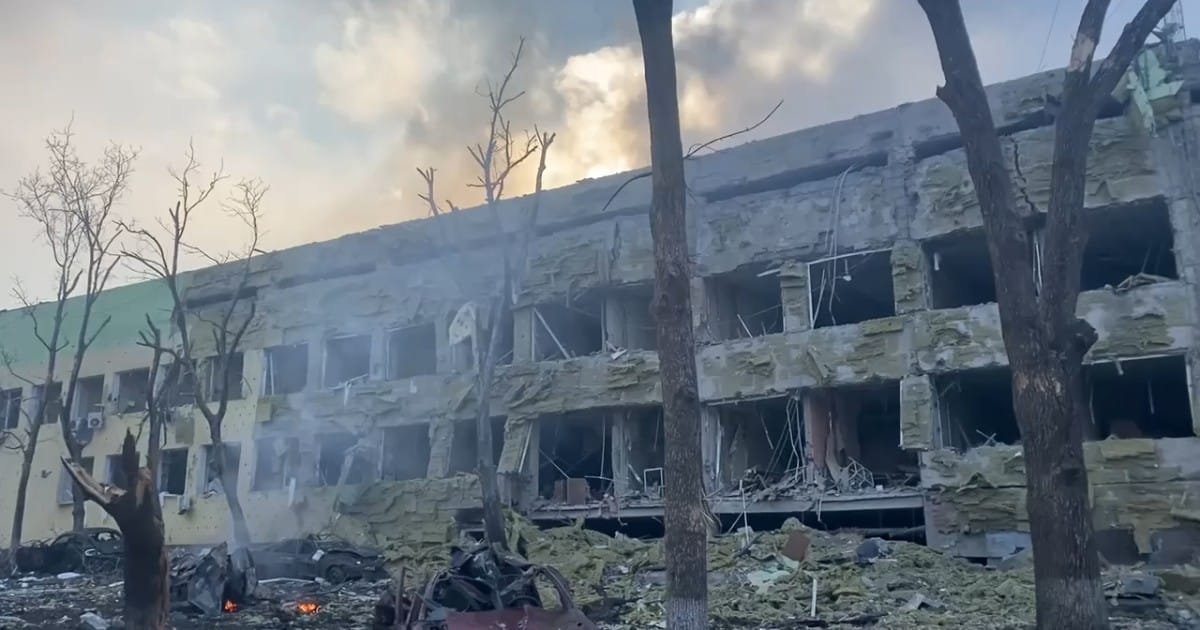 I russi hanno bombardato un ospedale pediatrico di Mariupol