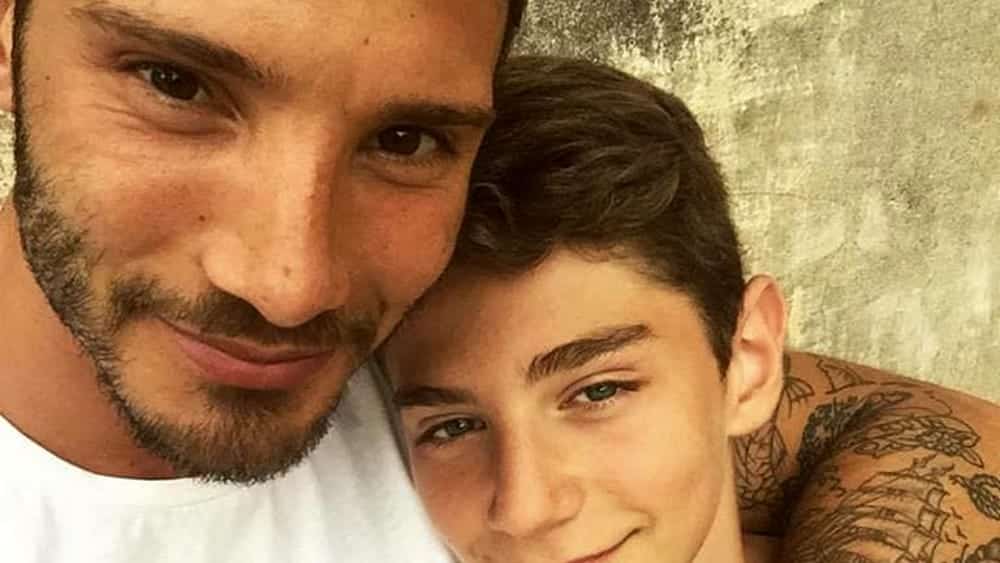 Stefano De Martino, chi sono il fratello Davide e la sorella Adelaide