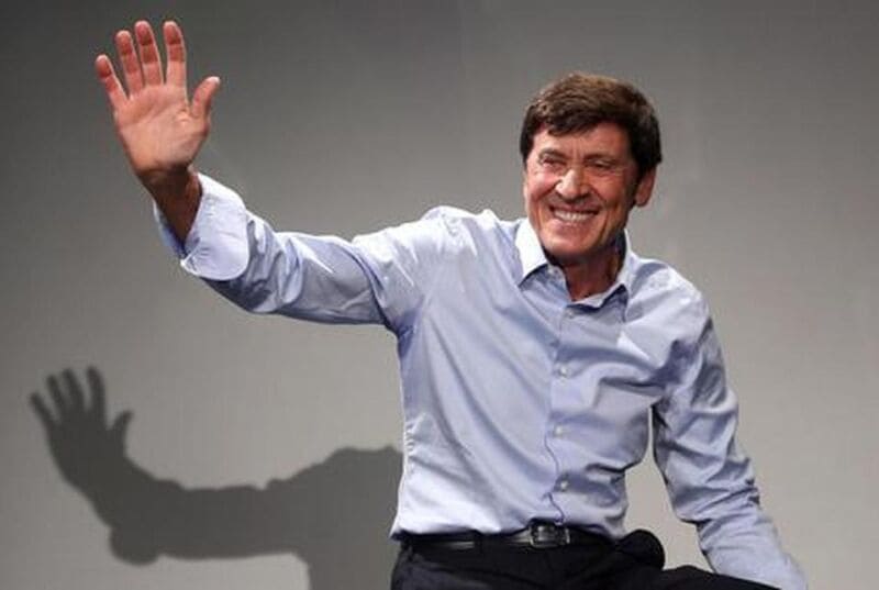 Gianni Morandi si sottopone ad un intervento alla mano destra Gianni Morandi mano – Photo Credits wikitesti.com