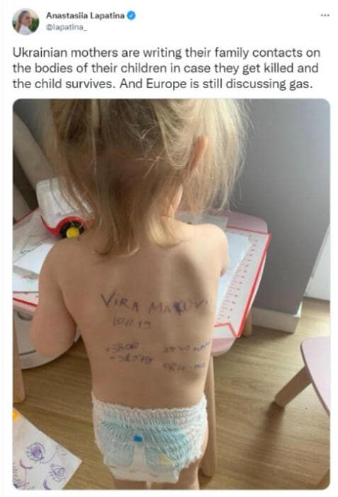 Ucraina: bambina con il proprio nome scritto addosso, in caso la madre muoia
