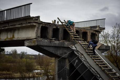 Ucraina: i difensori di Mariupol chiedono aiuto all’Occidente, Zelensky non è soddisfatto