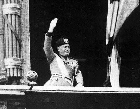 Al Ministero dello sviluppo economico viene esposta la foto di Benito Mussolini