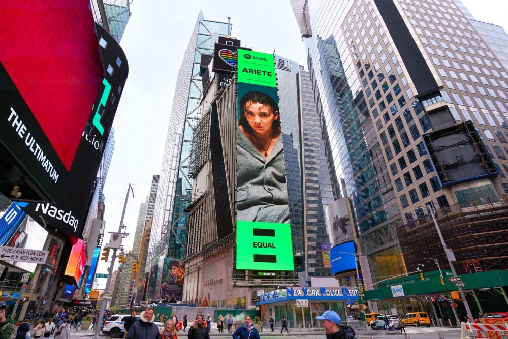 Ariete illumina Times Square grazie al Billboard Spotify e EQUAL ariete