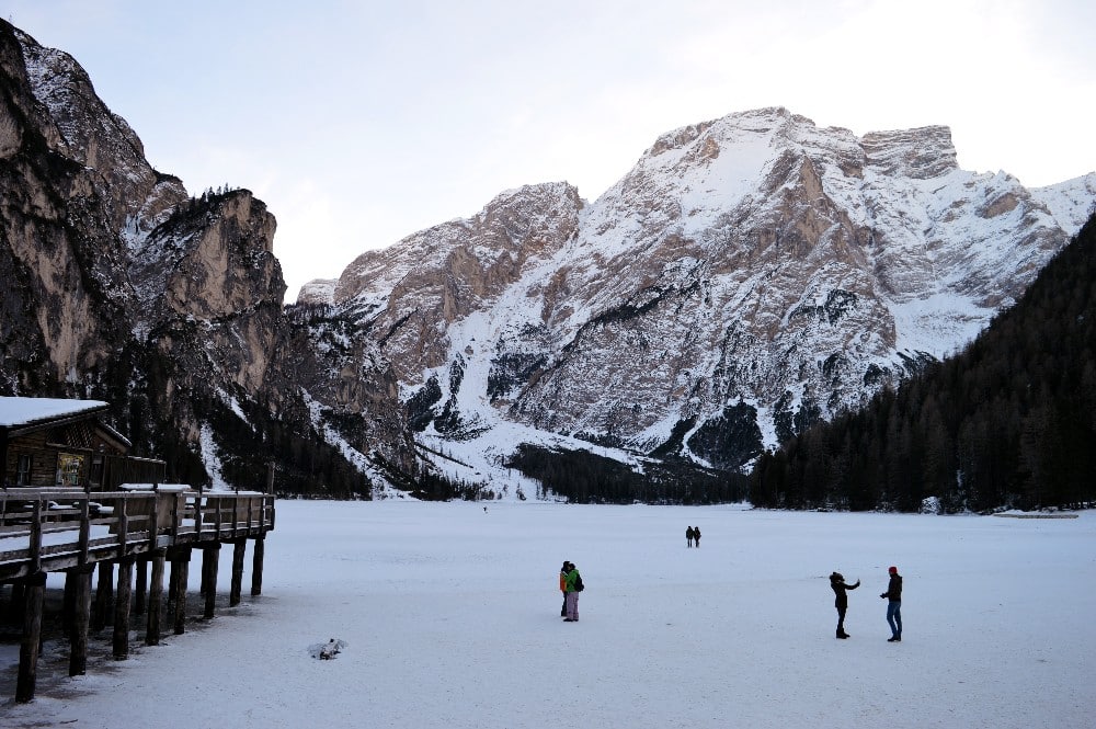 Lago di Braies, 8 persone cadono nel lago ghiacciato