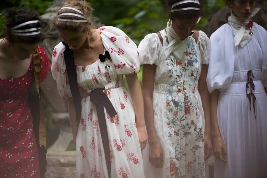 Royalcore: stile, estetica e colori ERDEM Royalcore