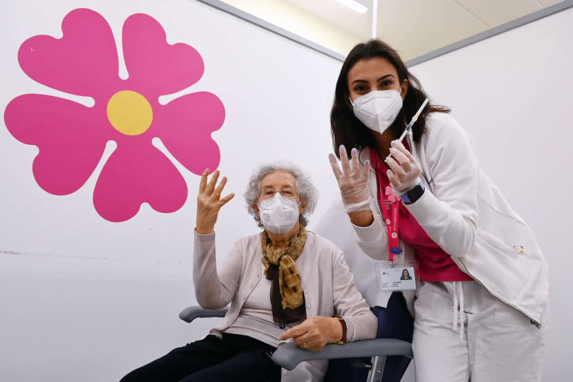 Covid, flop quarta dose: solo il 0,3% degli over 80 e il 10% delle persone fragili