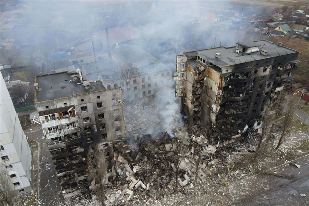 Russia: verso il ritiro delle truppe nel nord, ma continua la presa totale su Mariupol