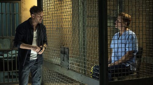 Eddie Brock (Tom Hardy) e Cletus Kasady (Woody Harrelson) faccia a faccia in una scena di "Venom: La Furia di Carnage" - web