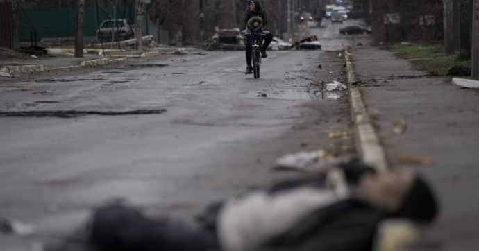 “A Bucha civili disarmati uccisi dai russi”: nelle strade decine di cadaveri, cosa è successo