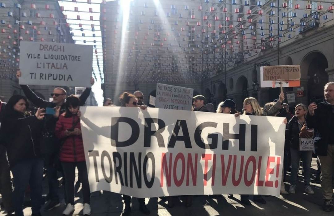 Torino: tensione tra gruppi no green pass e polizia