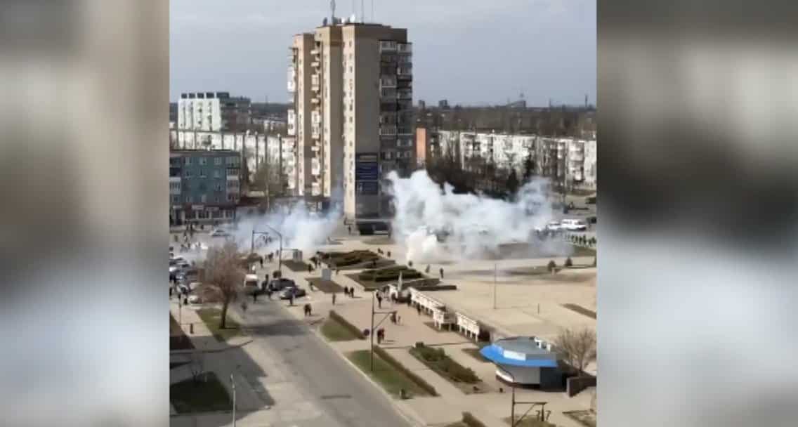 Ucraina, i russi sparano sui manifestanti a Enerhodar
