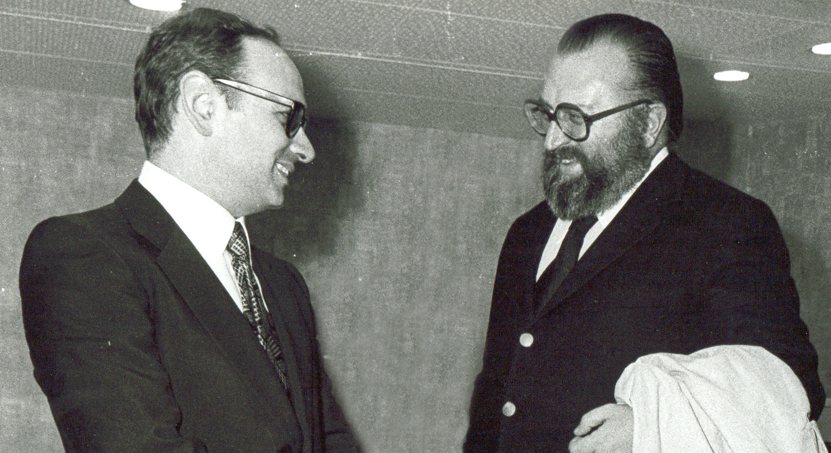 Morricone e Sergio Leone, un dialogo in musica Morricone Sergio Leone Photo Credits- https://www.noidegli8090.com/ennio-morricone-e-sergio-leone-la-foto-insieme-alle-elementari/