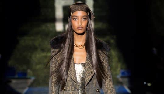Fascia per capelli da donna: la nuova tendenza
