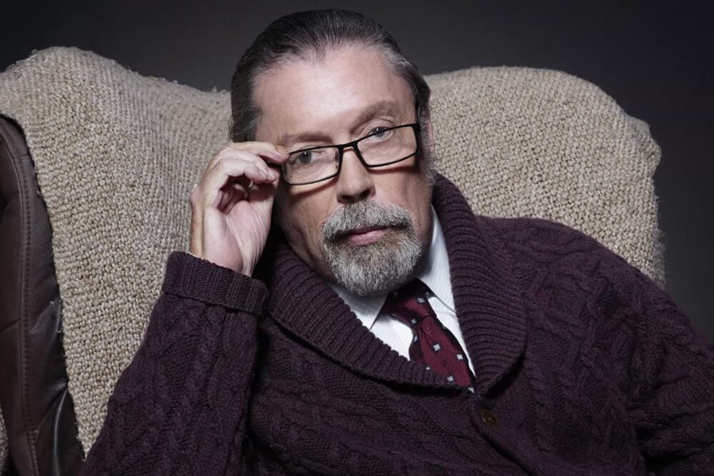 Tim Curry: lo Stregatto di Hollywood dal sorriso sornione Tim Curry