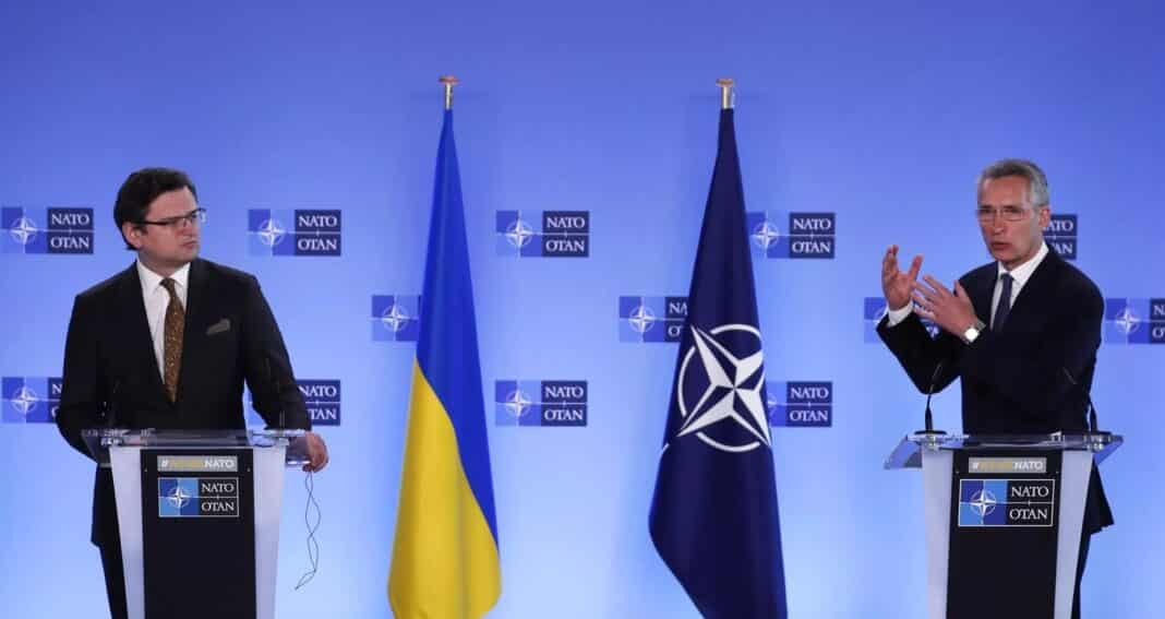 Kuleba alla Nato: “Ho solo tre richieste, armi, armi, armi”