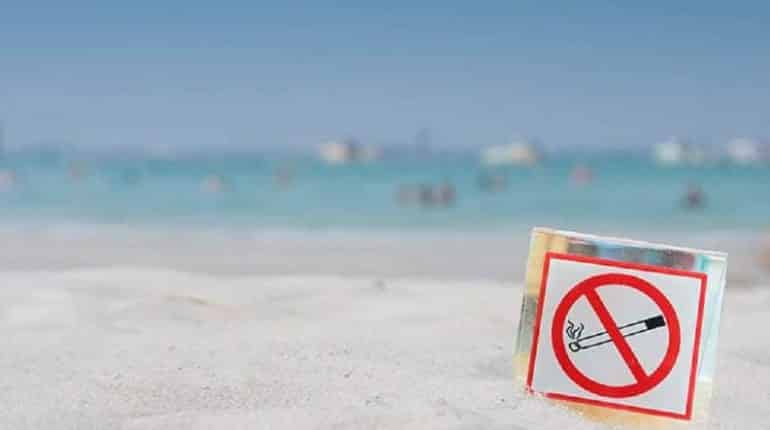 Il fumo è vietato sulle spiagge di Barcellona, priorità alla salute e all’ambiente