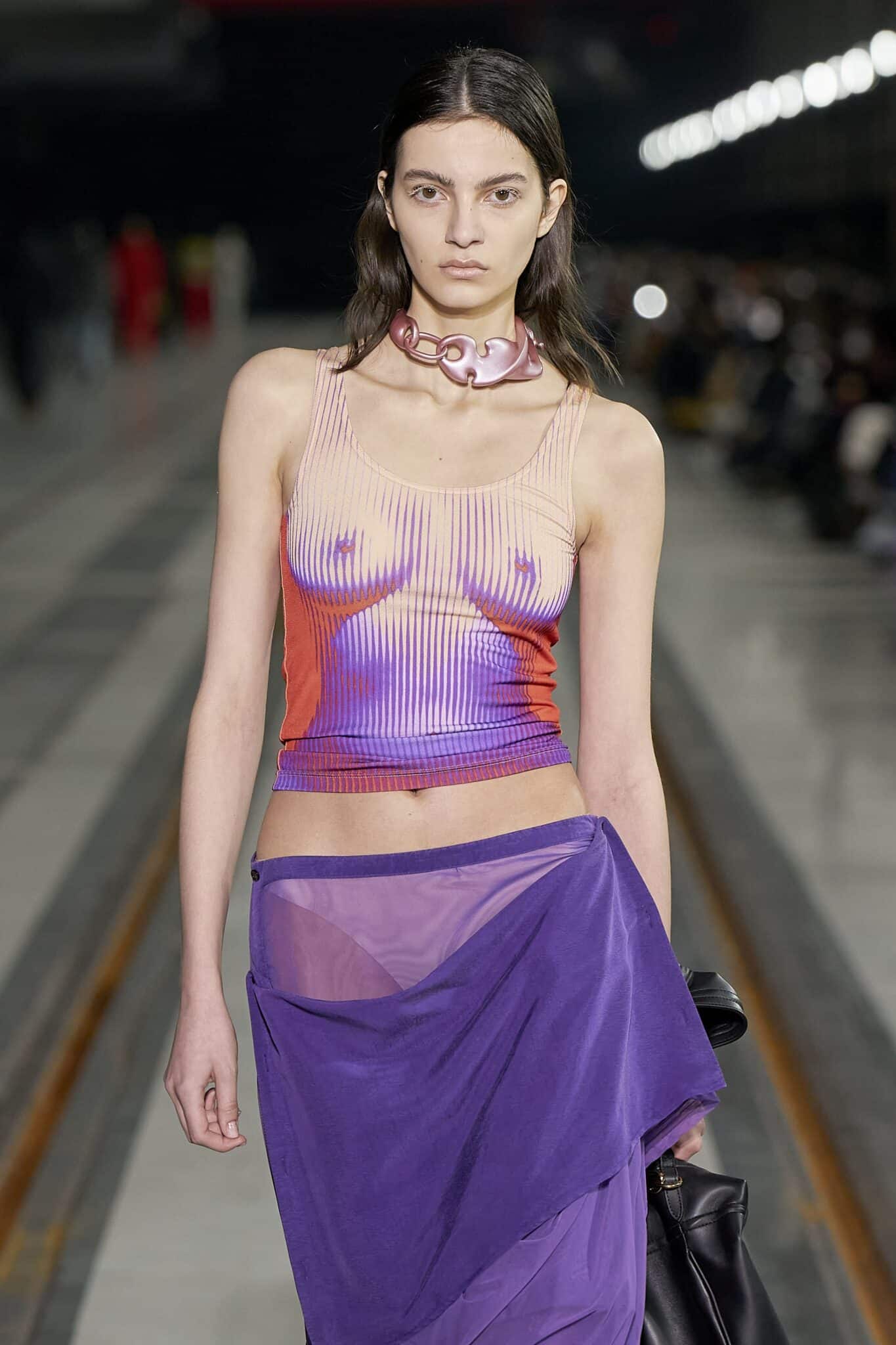 Empowerment femminile: ecco come la moda 2022 esalta il seno cosmopolitan
