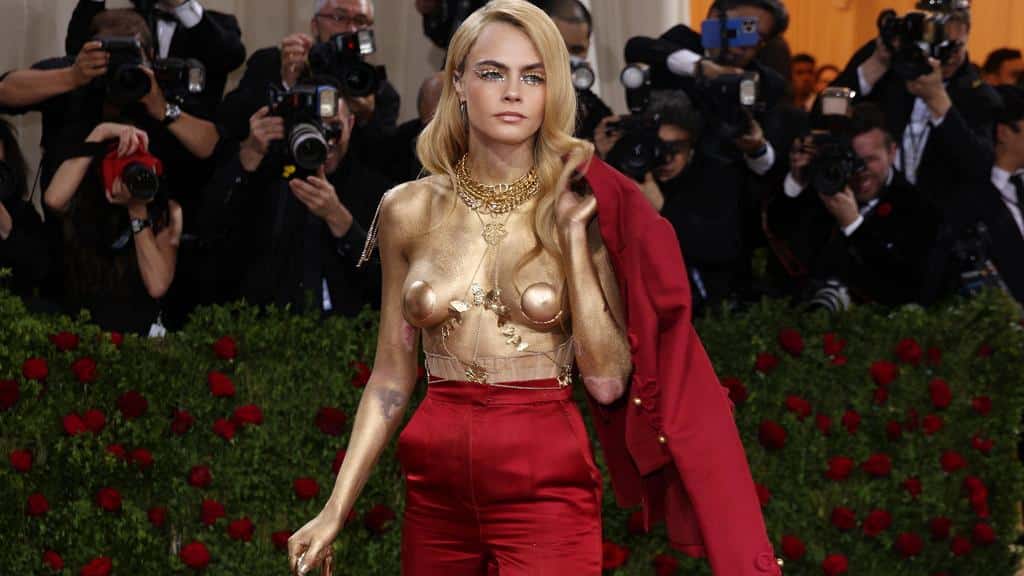Met Gala 2022: Cara Delavingne non nasconde la psoriasi