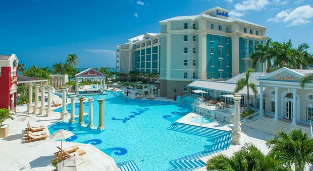 “Malore e convulsioni, poi il decesso”: è giallo sulla morte di tre turisti in un resort di lusso alle Bahamas