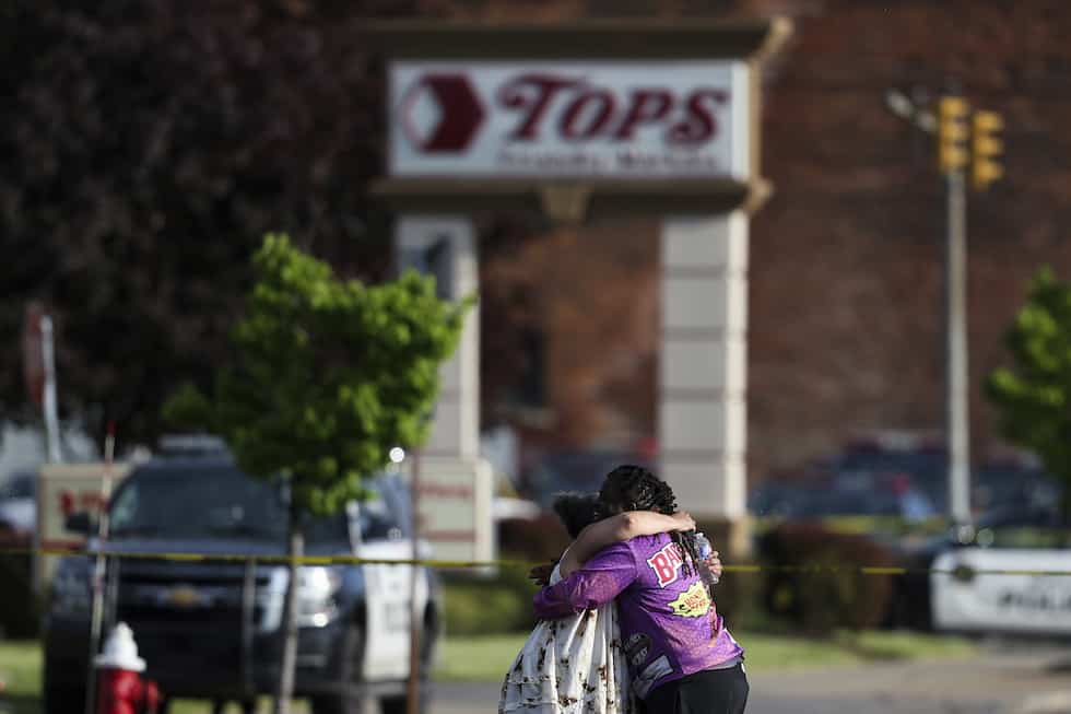 Sparatoria in un supermercato a Buffalo, almeno 10 morti: possibile movente razziale