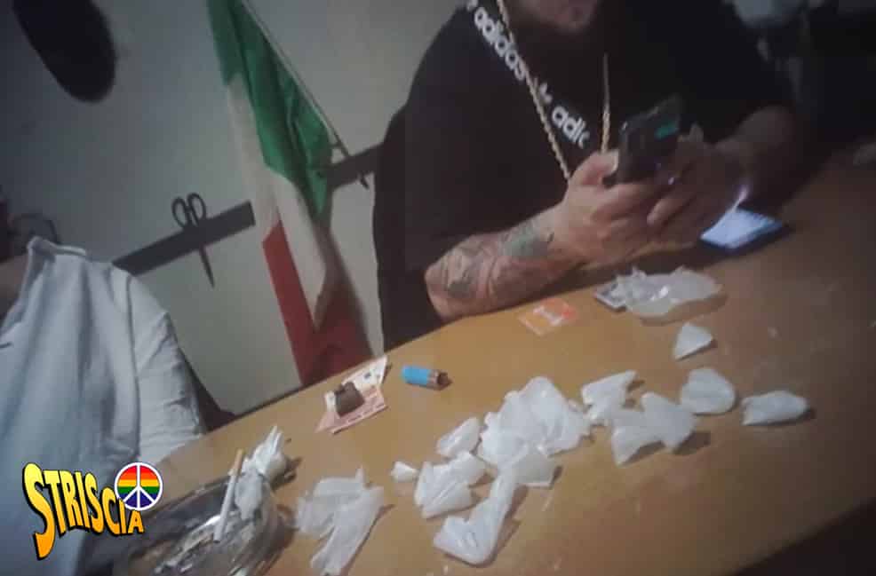 Brumotti, a Napoli per lo spaccio di droga nelle piazze italiane: stasera a Striscia la Notizia Brumotti piazze italiane droga - Striscia la Notizia