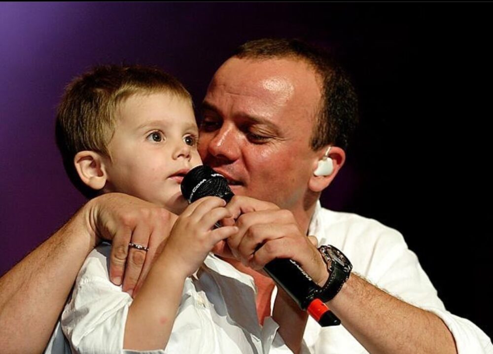 LDA, il rapporto del rapper di “Amici” con il padre Gigi D’Alessio: “Lo seguo da spettatore e faccio il tifo per lui” LDA ed il padre Gigi D'Alessio