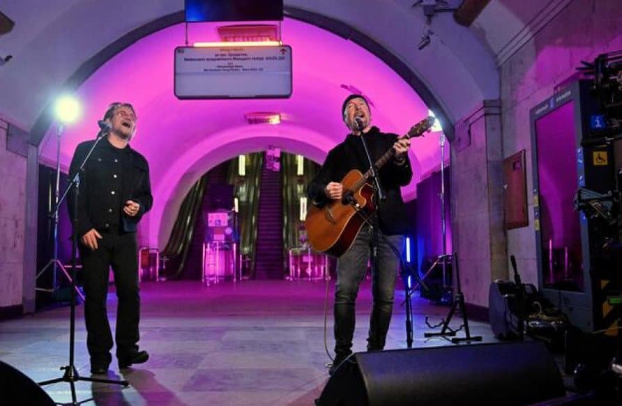 Ucraina, Kiev: Bono degli U2 improvvisa un concerto nella metropolitana