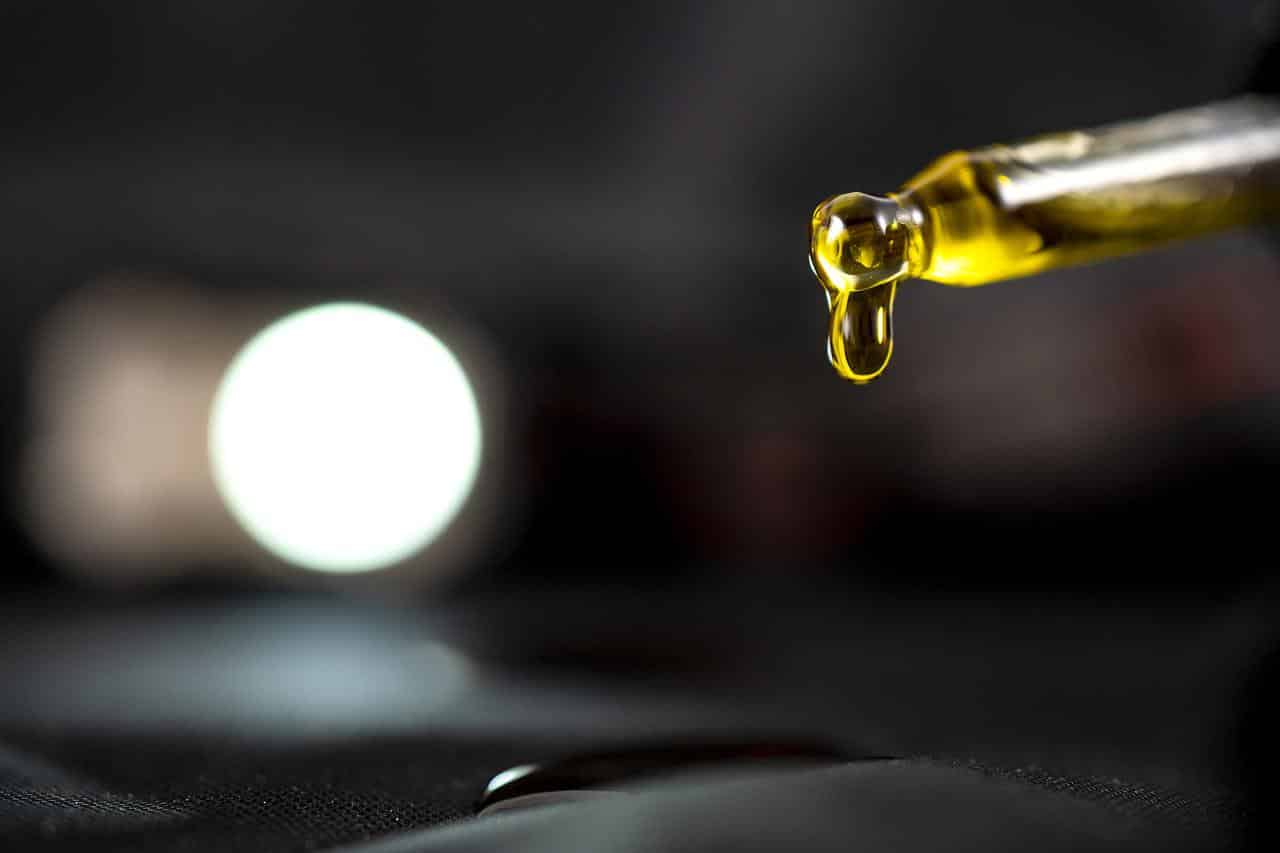 L’olio di cannabis o CBD oil: proprietà, benefici e differenza con l’olio di canapa