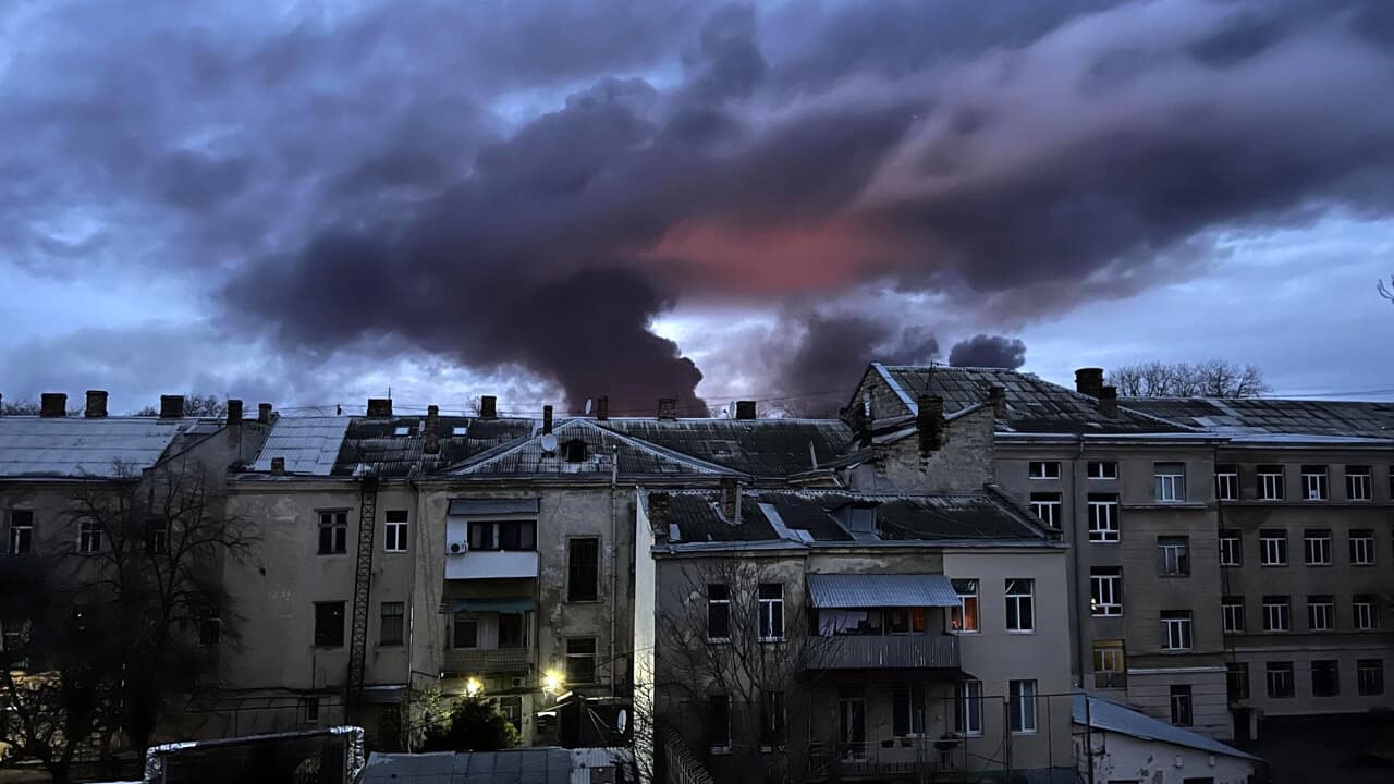Ucraina, attacco aereo russo contro una scuola nella regione di Luhansk: “Potrebbero esserci oltre 60 vittime”