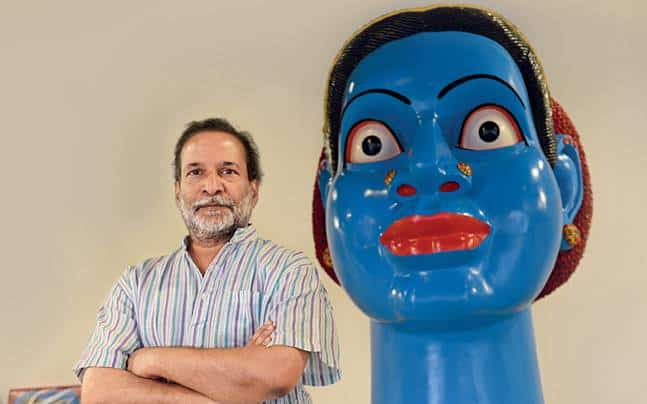 Ravinder Reddy e una delle sue sculture_photocredit:indiatoday