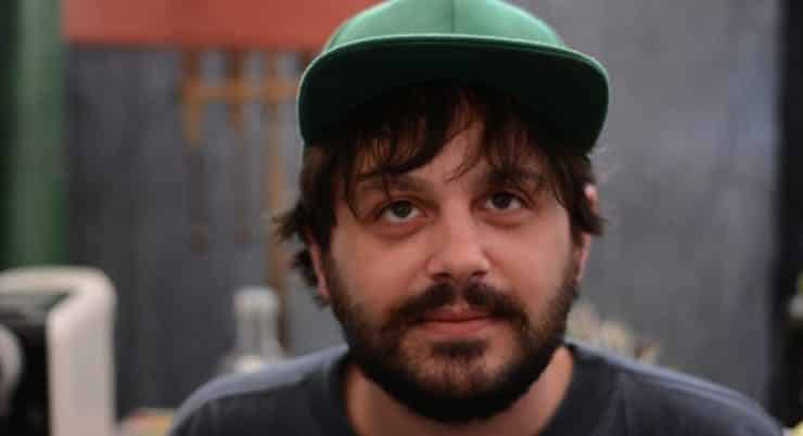 Francesco De Leo denuncia Calcutta: “Mi ha tirato un pugno in faccia” Francesco De Leo Calcutta - Photo Credits optimagazine.com