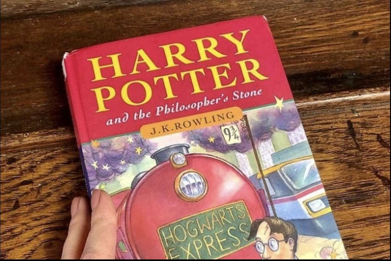 Il 30 giugno 1997 viene pubblicato il romanzo “Harry Potter e la pietra filosofale”