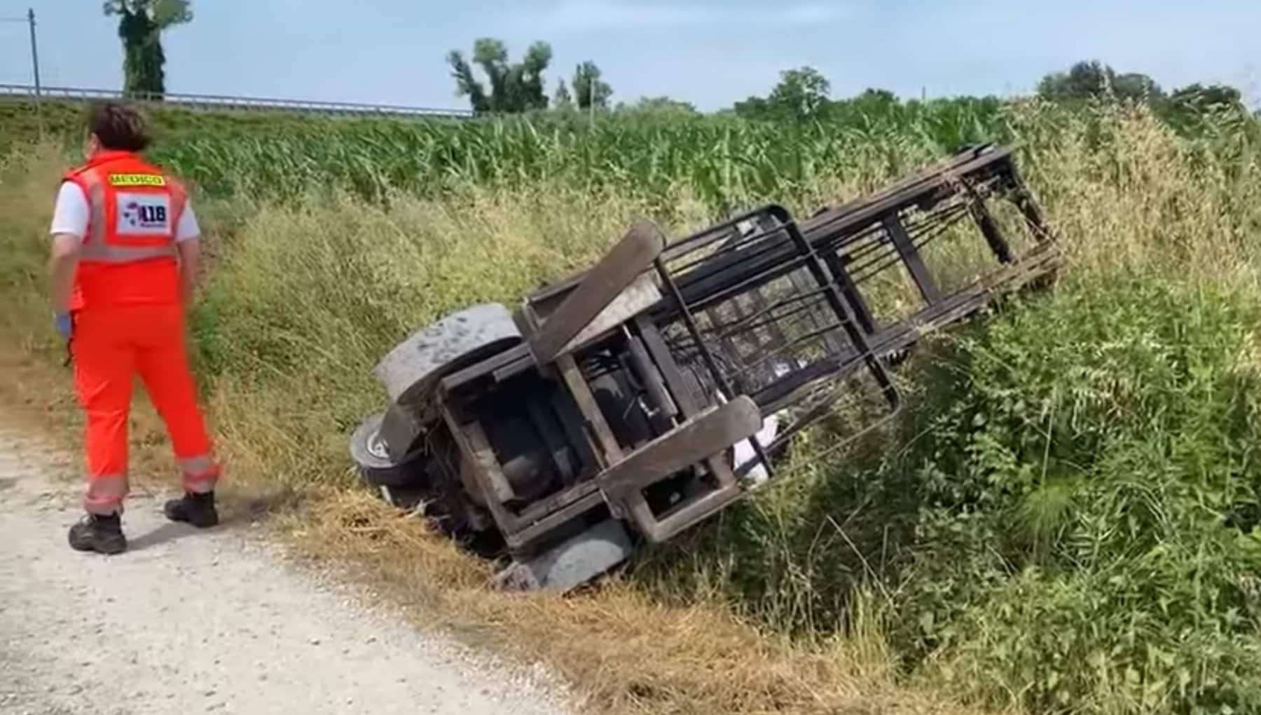 Cesena: a 12 anni guida un muletto e muore schiacciato