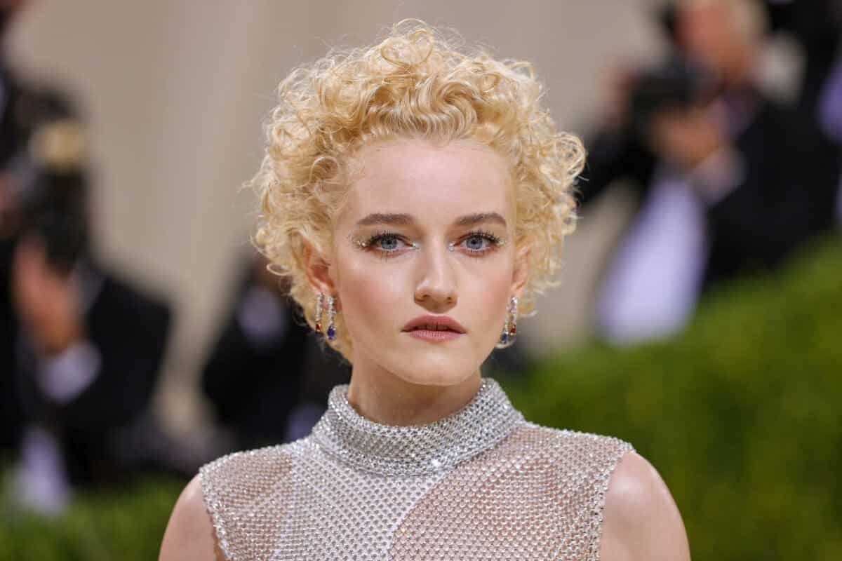 Madonna sarà interpretata da Julia Garner