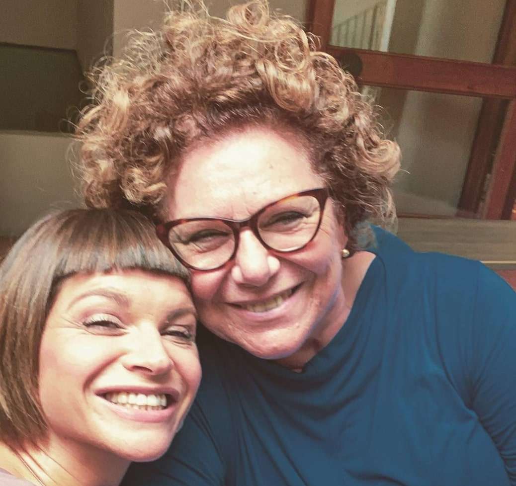 Alessandra Amoroso a “Verissimo”: “Mia madre è stata la prima cantante che ho ascoltato” Alessandra Amoroso a Verissimo ha raccontato il rapporto con la madre Angela
