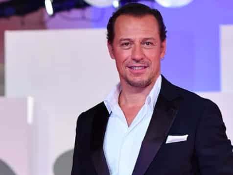 Stefano Accorsi tutela i suoi fan dai profili fake