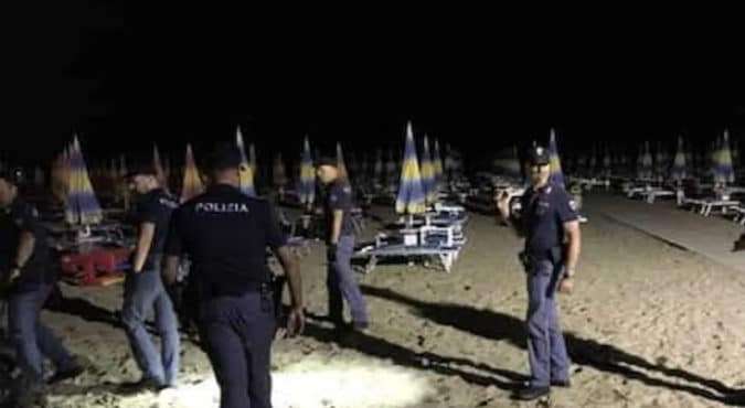Rissa in spiaggia a Rimini: gli stacca un dito con un morso