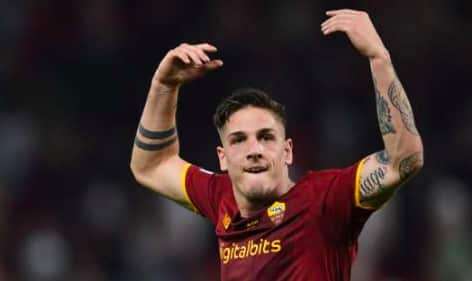 Nicolò Zaniolo si gode la Sardegna con il figlio
